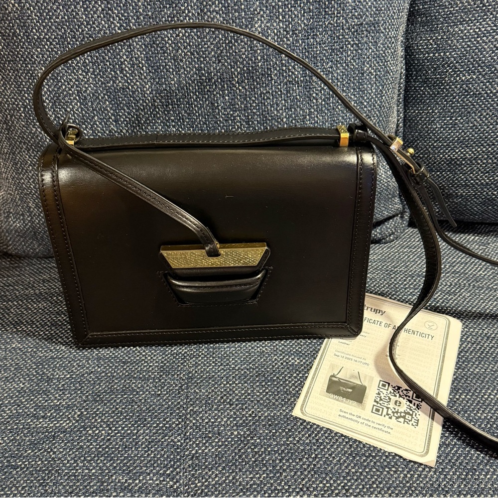 LOEWE AUTHENTIC BLACK LEATHER BARCELONA BAG. EUC.